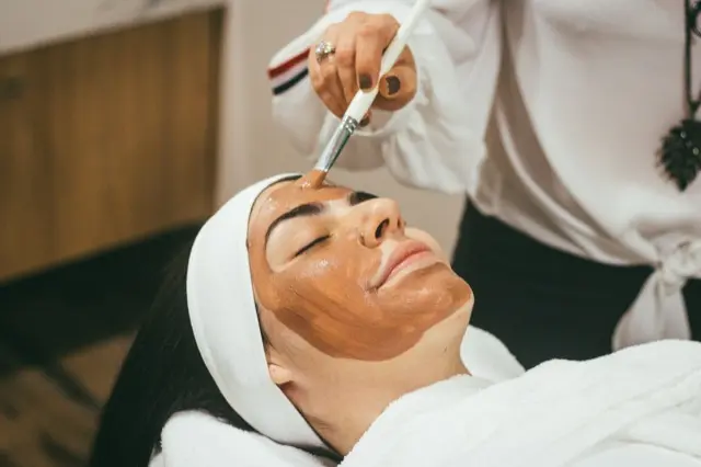 Aplicação de máscara durante um cuidado facial.